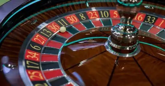 Live Dealer Baccarat Table ကတ်ဂိမ်း ကစားနေသည့် မြင်ကွင်း